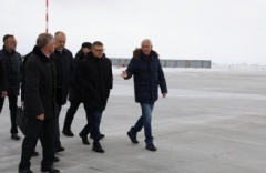 Алексей Текслер осмотрел реконструированную взлетно-посадочную полосу Магнитогорского аэропорта и провел совещание на тему развития аэропорта 