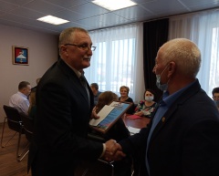 Директор МУП "ГСБ" награждёт Почётной грамотой Собрания депутатов округа