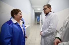 Алексей Текслер осмотрел окружной военный клинический госпиталь после ремонта и пообщался с бойцами