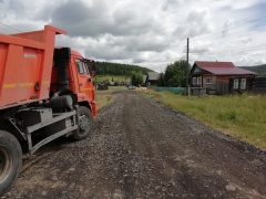 На улицах ж/д ст. Минка происходила отсыпка дороги.