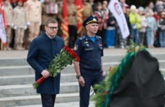 Алексей Текслер возложил цветы к Вечному огню в память о тех, кто отдал свои жизни за свободу и независимость нашей Родины в годы Великой Отечественной войны 