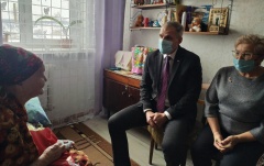 Глава округа поздравил жительницу Усть-Катава с 90-летним юбилеем 