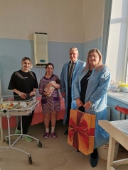 Глава округа поздравил рожениц с наступающим праздником