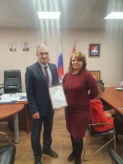 Сергей Семков вручил благодарственное письмо от губернатора региона начальнику Управления образования