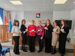 Сотрудникам администрации Усть-Катавского городского округа были торжественно вручены знаки отличия Всероссийского физкультурно-спортивного комплекса «Готов к труду и обороне» (ГТО).