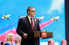 Алексей Текслер поздравил южноуральцев с Днем России и вручил государственные награды участникам СВО