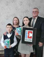 Председатель Собрания депутатов Усть-Катавского городского округа поздравил с Новым годом Викторию и Ильдара Юнусовых.