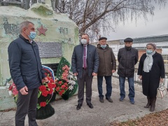 Глава округа принял участие в возложении венков памятнику Борцам Октябрьской революции  