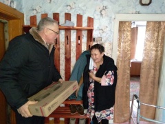 Одинокие пенсионеры тоже получают новогодние подарки 