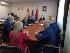 Глава округа провел экстренное совещание