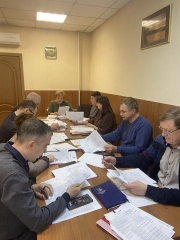 16 декабря 2025 года депутаты собрались на заседание трехсторонней комиссии по финансово-бюджетной и экономической политике, ЖКХ и комиссию по законодательству