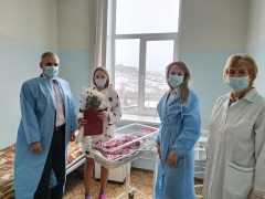 Счастье начинается в роддоме: в канун Дня матери глава округа поздравил молодых мам 