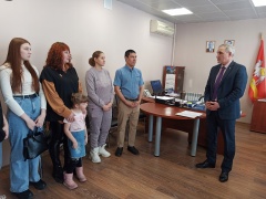 В администрации округа вручили жилищные сертификаты